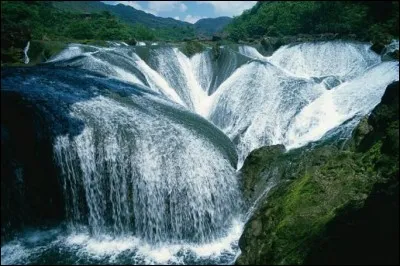 Où se trouve l'imposante cascade "Pearl Shoal Wattefalls", sur l'un des affluent du fleuve Bailona ?
