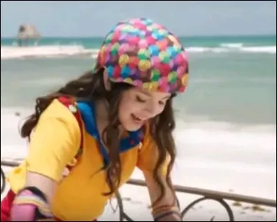 Luna renverse du milk-shake sur :