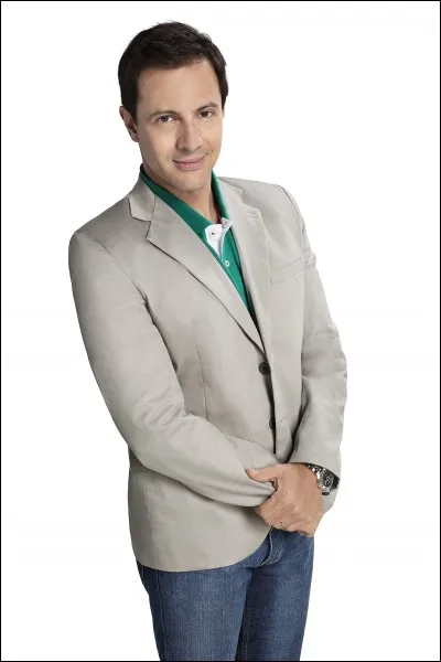 Qui retrouve les affaires de Simon dans la remise ?