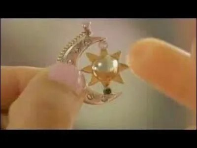 Quel est l'autre partie du pendentif en forme de lune de Luna ?