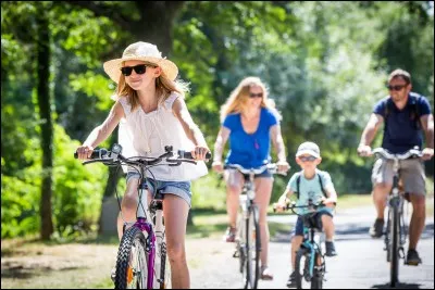 Laurence prend son vélo et roule à 18 km par heure. En combien de temps atteindra-t-elle le centre-ville qui est à 12 km ?