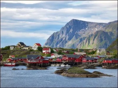 Paysage paisible des îles Lofoten, situées dans un bras de mer très poissonneux :