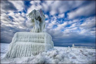 Paysage des États-unis, ce lac gelé se situe dans l'État qui compte plus de 11 000 lacs et dont la capitale est Lansing :