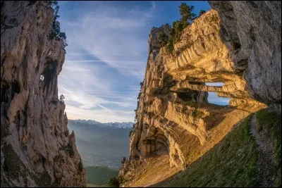Beaucoup moins loin, voici la tour Percée, auxquels seuls les randonneurs pourront accéder par le col Marcieu, dans le Massif de la Chartreuse :