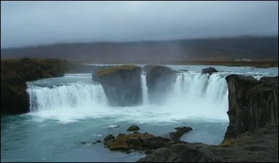 Appelée "la cascade des dieux", c'est celle de Godafoss :
