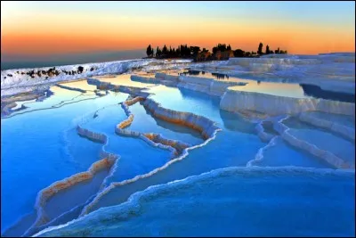 Ce paysage est celui des sources thermales à Pamukkale :