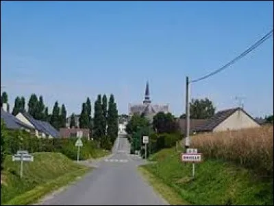 Nous sommes dans les Pays-de-la-Loire, à Ahuillé. Commune de l'agglomération de Laval, elle se situe dans le département ...