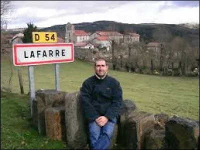 Nous sommes attendu à l'entrée de Lafarre. Petit village de 40 habitants, dans l'arrondissement de Tournon-sur-Rhône, il se situe dans le département ...