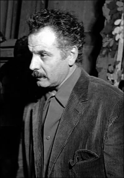 Dans sa chanson, que fait passer Georges Brassens avant tout : "  d'abord" ?