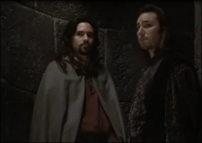 Cette image montre deux figurants interprétant des étrangers que Bohort essaye de recruter à la Table Ronde, mais on avait déjà vu celui de droite dans un tout autre rôle ! Où avait-on pu le voir ?