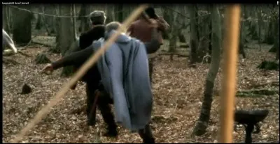 Dans cette scène où Perceval essaye de faire de ses "cousins débiles" une garde royale, vers où est parti le dénommé Connard lorsqu'ils se dispersent ?