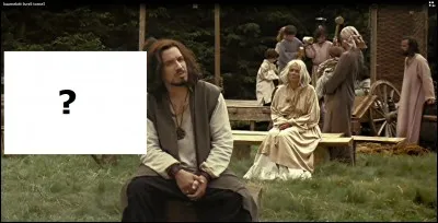 Dans cette scène où Méléagant emmène Arthur voir des saltimbanques, combien d'adolescents jouent aux cartes en arrière plan, sur la gauche de l'écran ?