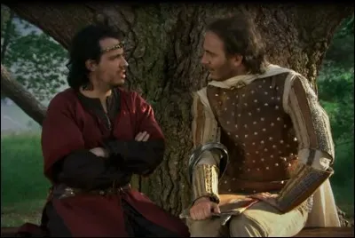 Lors de cet épisode où l'on voit plusieurs chevaliers venir présenter leurs félicitations au roi pour son anniversaire, quel est le troisième que l'on voit passer ?