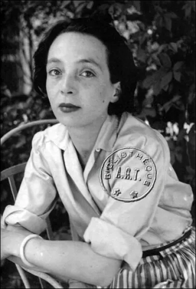 Elle fut jadis tourne virée
Sur les machines à dactyler,
Ainsi un bovin fut nommé
Par Fernandel son prisonnier
C'est un prénom peu usité
Elle est aussi une herbacée
Suffirait-il de l'effeuiller
Pour qu'un cur tendre soit chaviré ?
 
Qui est-elle ?