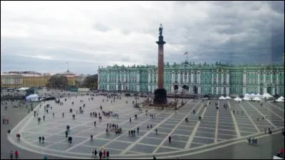 Même si elle se trouve sur le golfe de Finlande, quelle ville a été capitale de la Russie pendant plus de 200 ans ?