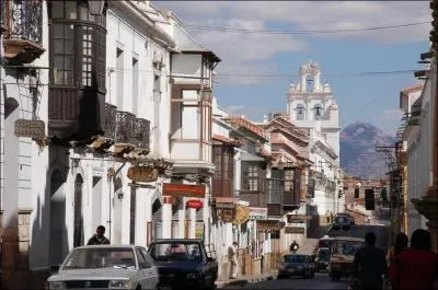 De quel pays la ville nomme Sucre est-elle la capitale constitutionnelle ?