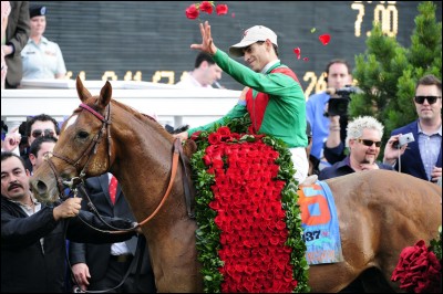 Le gagnant de la course Kentucky Derby est drapé dans une couverture de roses. 
Vrai ou faux ?
