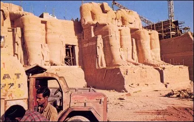 On construisit une voûte de béton artificiel de 25 m de hauteur, de 45 m de largeur et de 60 m de longueur, sur laquelle les temples découpés et numérotés en 1 036 blocs furent rassemblés.
J'ai vu de l'intérieur ce plus grand dôme du monde : l'épaisseur, de 120 cm au centre et de 210 cm au-dessus de la base (6m x 6m), fut construit pour soutenir les temples.

Quel exploit ont-ils ici accompli ?