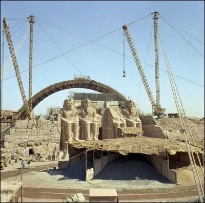 Les deux temples furent donc reconstruits 60 m plus haut, en respectant leur orientation originale et leur position l'un par rapport à l'autre. 
Un exploit qui a pris plus de quatre ans et employa entre 2 000 et 
3 000 personnes, souvent sous des températures extrêmes.

Que voit-on ici, que l'on ne verra plus une fois les travaux terminés ?