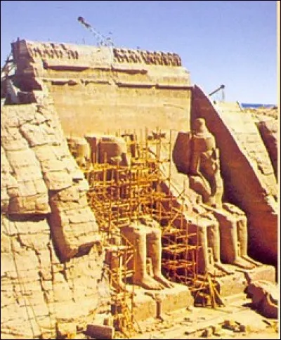 Finalement, cet ouvrage d'ampleur fut l'un des éléments constituants de l'Unesco : la notion de patrimoine mondial de l'humanité a un peu été héritée de tout cela. 
Elle date de la deuxième moitié du XXe siècle et peut difficilement être mieux illustrée qu'ici par la préservation de la propriété patrimoniale.

Qu'est-on en train d'entreprendre comme finition sur cette photo ?