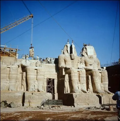 La reconstruction de la façade du grand temple et la restauration des statues colossales furent les étapes finales de ce grand chantier. 
La photo date de septembre 1968 et l'on sait que le 22 septembre, les travaux furent complètement terminés.

D'après ce que l'on voit, que font-ils en terminant ?