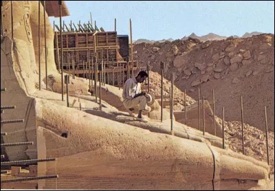 Les images qui ont été conservées ne s'intéressent que peu au travail de planification ou de finition. Aujourd'hui, on est conscient du sérieux et de la précision des calculs qui ont alors été faits.
La photo montre un contremaître qui examine l'état d'une main nouvellement reconstituée.

Parmi les trois propositions ci-dessous, trouvez celle qui s'applique le plus à son travail.