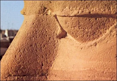 Au début, il a fallu renforcer la pierre, trop friable, dans laquelle étaient creusés les temples avant de les découper. 
Le détail fait clairement apparaître la porosité de cette roche, qui fit du découpage des blocs une opération délicate.
Par la suite, on fit disparaître les lignes de découpe de telle sorte que voir les fissures devint une expérience impossible.

Que voit-on ici ?