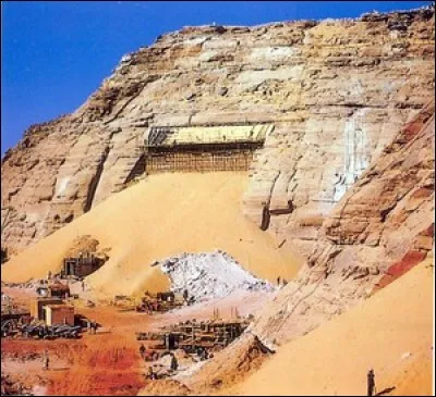 Appelée par les gouvernements égyptien et soudanais, l'Unesco dut sauver les deux temples. Le plus grand a une façade de 32 mètres de haut, orné de quatre statues colossales de Ramsès II. 
Il fallut enlever complètement la montagne originelle, mais il fallut surtout prendre soin de protéger cet héritage culturel.

Qu'a-t-on temporairement assuré en recouvrant les façades de sable ?