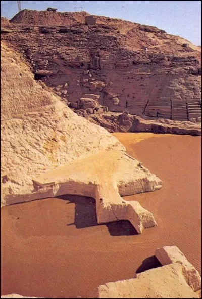 Contrer la montée des eaux : voilà la raison de l'effort entrepris. On voit ici le site originel du grand temple d'Abou Simbel. 
La photo a été prise après la mise en service du barrage d'Assouan. L'emplacement original, tel que choisit par Ramsès II, n'existe plus, il est englouti, mais les temples n'y seront plus. 

Que voit-on ici ?