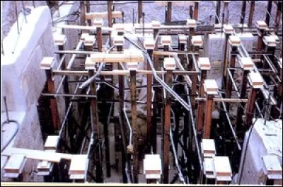 Ils ont d'abord enlevé la montagne primitive, pour démonter ensuite les temples. 
Ils se sont assurés de la solidité des toits des deux temples en les soutenant avec des échafaudages durant l'enlèvement de la montagne.

Que voit-on sur cette photo ?