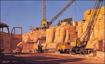 Ensuite, on découpa les temples en 1 036 blocs de 20 à 30 tonnes. Puis, on procéda à l'injection de résine synthétique pour éviter que le grès ne s'effrite. 
Pendant le découpage, il fallut bien sûr répertorier et numéroter chaque bloc, ainsi que les nettoyer avant le transfert sur le nouveau site. Un travail de fourmi.

À quoi est-on en train de procéder sur l'image ?