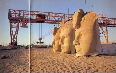 Une image insolite : un portrait des travaux qui fait réfléchir. Va-t-on restaurer au pharaon sa notoriété ? 
On voit les trois têtes de Ramsès II posées sur le sable. Pour faciliter la tâche, on les a privées de leurs fausses barbes, qui, dans l'Égypte antique, était le symbole du pouvoir divin des pharaons. 

Plus terre à terre, identifiez l'étape à laquelle les travaux sont arrivés.