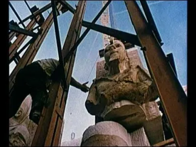 Ce fut un travail minutieux, qui a nécessité 40 missions internationales d'archéologues. 
La même orientation du temple a été orchestrée pour que, chaque année, à deux dates bien précises, le 20 février (la naissance de Ramsès II) et le 20 octobre (son couronnement), les rayons du soleil pénètrent, comme avant son démantèlement, dans le sanctuaire, par la porte d'entrée.

Que voit-on ici ?