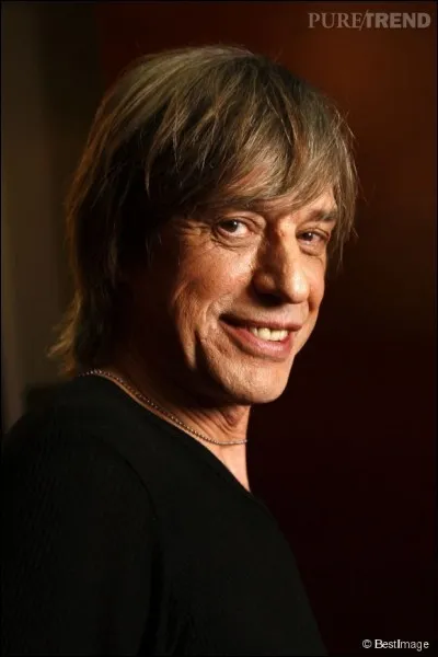 Après la séparation des membres du groupe Téléphone, Jean-Louis Aubert sort ''Juste une illusion'' sur son album ''Plâtre et ciment''. Quelle société française produit du ciment ?