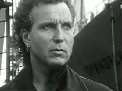 Bernard Lavilliers chante ''Noir et Blanc'' en duo avec Nzongo Soul. Quel camp joue le premier coup lors d'une partie d'échecs ?