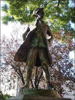 Quel philosophe dfendit bec et ongles le Chevalier de la Barre accus d'hrsie au XVIIIe sicle pour n'avoir pas enlev son chapeau devant une procession de religieux ?