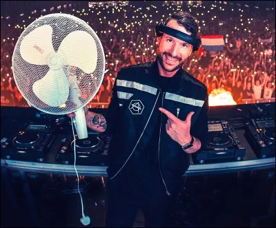 "Je te donne" est interprété par :