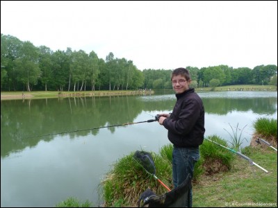 John Dubois pêche au bord d'un lac. Vous le questionnez, mais il avoue qu'il n'a pas son permis de pêche.
Que faites-vous ?
