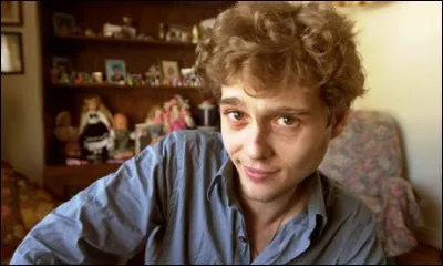 Retour sur ce drame de la "théorie du genre", qui suppose que la construction de l'identité sexuelle se fait à partir de facteurs non biologiques (éducation, culture, école).
A la suite d'une circoncision ratée, ce garçon subit une réattribution sexuelle sans son consentement. Il fut élevé comme une fille alors qu'il n'avait jamais eu la sensation de l'être. Il s'agit du cas dramatique de :