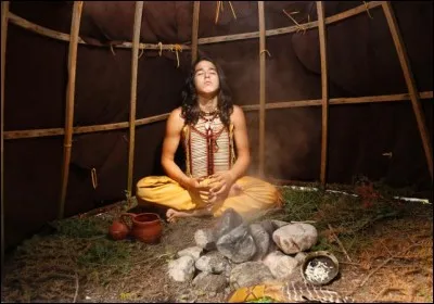 Au sein de la culture amérindienne, comment se nomme le terme générique pour décrire les individus non conformes aux normes de genre ?