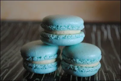 Sur cette photo, on peut voir 3 macarons bleus.