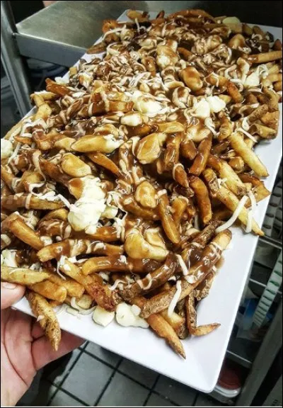 Bien plus connue que son homonyme russe (et plus roborative !), cette spécialité canadienne est arrosée de sauce brune et de cheddar. Comment se nomme-t-elle ?