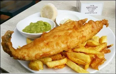 N'ayant jamais encore "crossé" le Chenal, il m'a été rapporté que l'on dégustait les "fish & chips" avec une purée de petits pois... avec une sauce à la menthe ! Mais encore ?