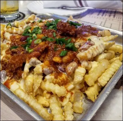 Ces "frites aux piments et fromage" nous viennent d'un pays véritablement pantagruélique quand il s'agit de frites ou de nourriture. Lequel ?