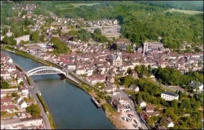 Cette ville traversée par l'Oise, dans le département du même nom, c'est ...