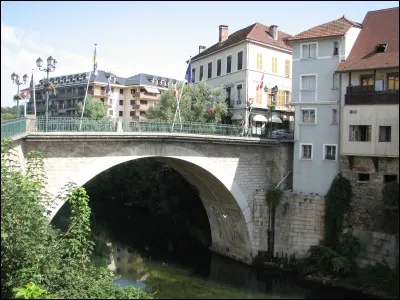 Un pont sur le Guiers, affluent du Rhône, sépare ces deux petites villes homonymes, en Isère et en Savoie. Il s'agit de ...