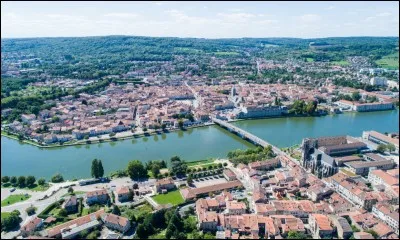 Cette ville de Lorraine, à mi-chemin entre Nancy et Metz, c'est ...
