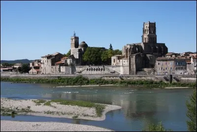 Cette ville du département du Gard, située sur la rive droite du Rhône à la confluence de l'Ardèche et du Rhône, c'est ...