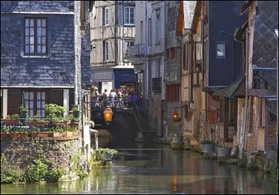 Cette ville du département de l'Eure, appelée "Venise normande" en raison des bras de la Risle qui la traverse, c'est ...