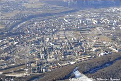 Cette ville de l'agglomération grenobloise, bordée par le Drac, pôle de l'industrie chimique, c'est ...